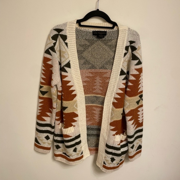 Chic Happens Western/Aztec Patterned Small Cardigan - Picture 1 of 5